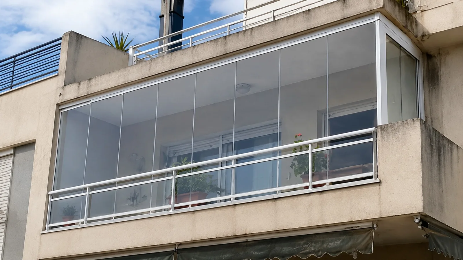 Balcón cerrado con cristal y mobiliario convertido en estancia útil en Soria