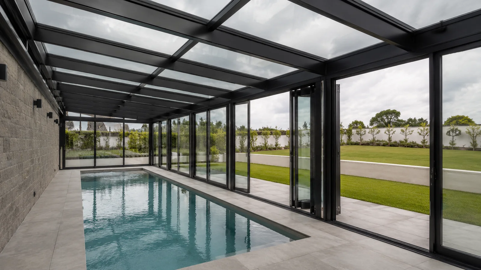Techo de cristal cubriendo una piscina interior